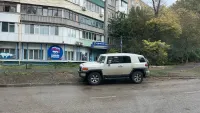 Керчане жалуются на парковку очередного автохама на газоне