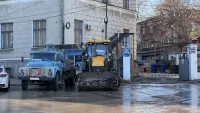 Дождались: бригада водоканала Керчи приехала в центре устранять течь