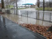 На новом тротуаре у Комсомольского парка остается незаасфальтированным один небольшой отрезок