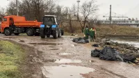 На морвокзале Керчи очищают берег от мазута