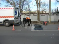 В районе остановки "Городок 2" на Вокзальном шоссе продолжают установку "лежачих полицейских"