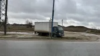 На Телецентре грузовик застрял в грязи