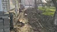 В Керчи коммунальщики забросили тротуар на Ворошилова