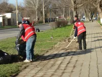 Сегодня рабочие организации-подрядчика ИП "Тубольцев" чистили тротуары по Кирова