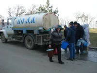 К домам по Шоссе Героев Сталинграда подвозят обещанную воду