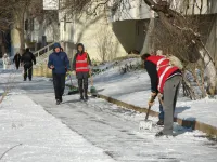 Новости » Общество: В Керчи сегодня пытался лечь снег