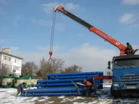 На Стройгородке сегодня разгружали трубы нового водовода