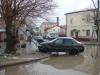 В полдень в Керчи произошли две аварии на скользких дорогах