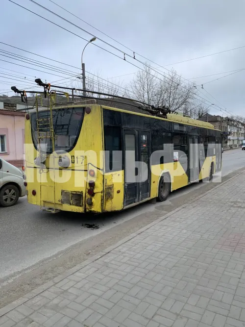 У керченского троллейбуса во время движения загорелась крыша