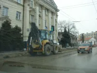 Новости » Общество: На улице Свердлова теперь две траншеи по обеим сторонам